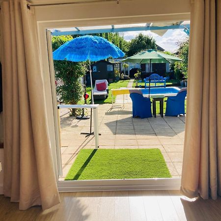 Modern Bungalow With Private Swimming Pool Мейденгед Екстер'єр фото